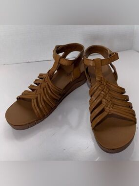 Baretraps Chance Wedge Strappy T‑Bar Sandals in hazelnut sz 8